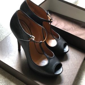Gucci peep toe shoes